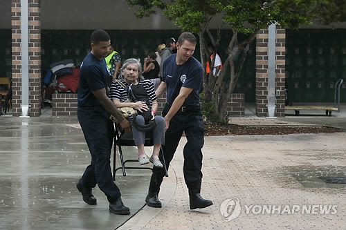 미 상륙 '어마', 2등급 허리케인으로 약화…"여전히 위험"