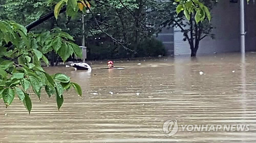 집중호우에 잠긴 차량 수색