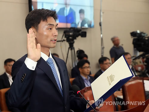 선서하는 박성진 후보자