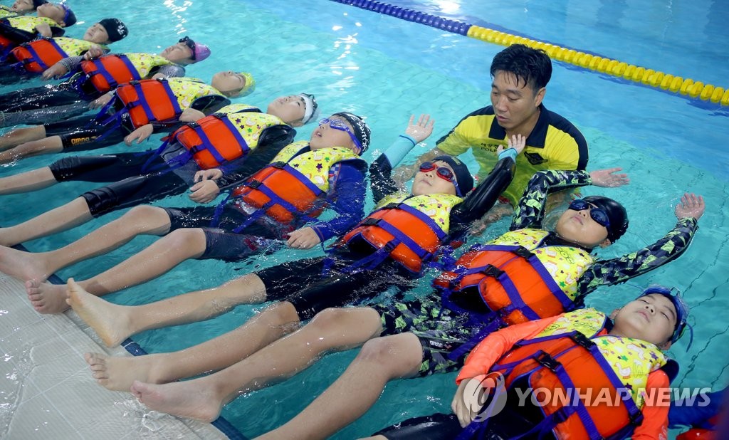 생존수영법 배우는 어린이들