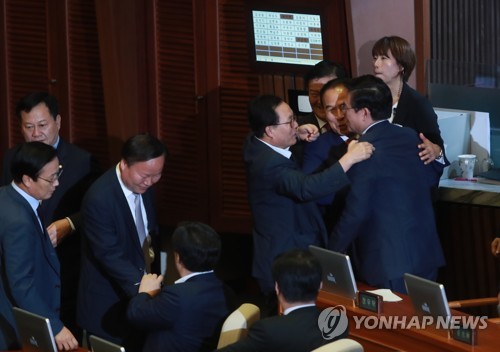 김이수 부결, 얼싸 안는 한국당