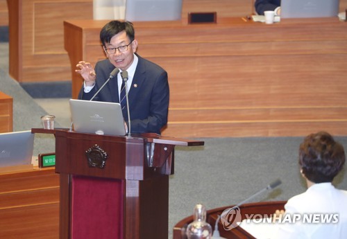 답변하는 김상조 공정거래위원장