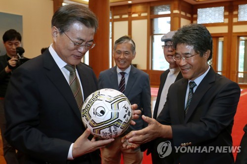 축구공 선물 받은 문 대통령