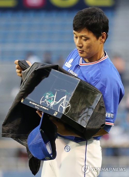 창원시가 준비한 선물 받는 이승엽