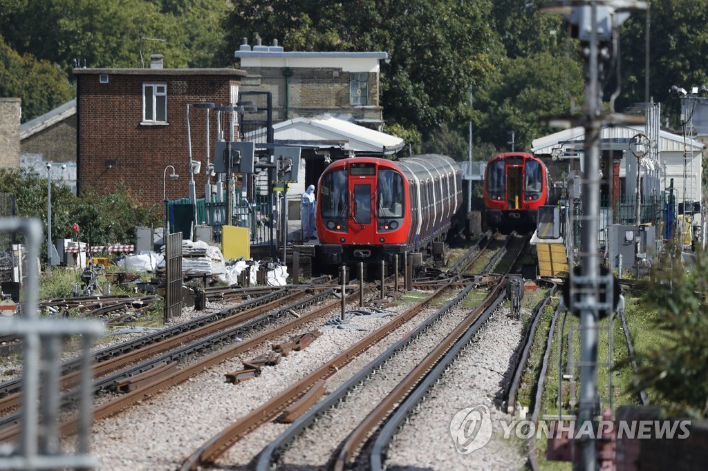 출근길 런던 지하철 열차서 폭발·화재 테러…18명 병원 후송