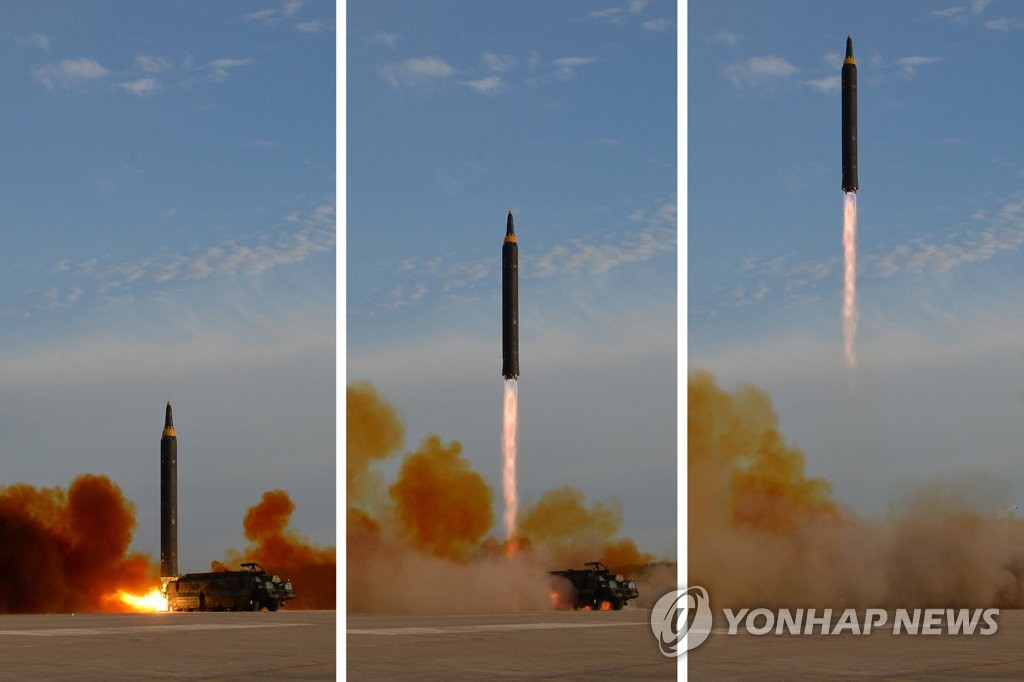 북한, '화성-12형' 발사 장면 공개