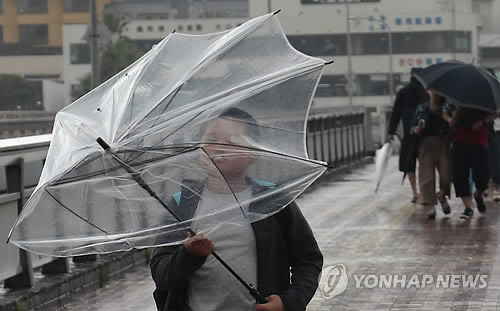태풍 탈림 日열도 강타…78만명 대피령·정전·항공기 결항