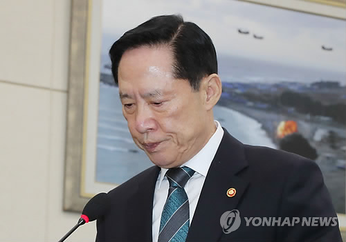 국방부 장관, 북 미사일 발사 현안보고