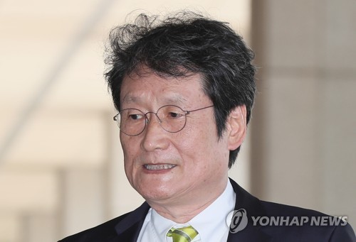 문성근, 굳은 표정으로 검찰 출석