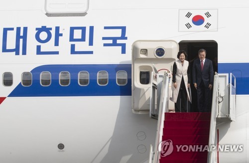 인사하는 문재인 대통령 내외