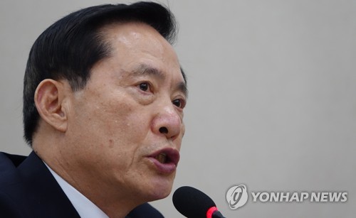 답변하는 국방부 장관