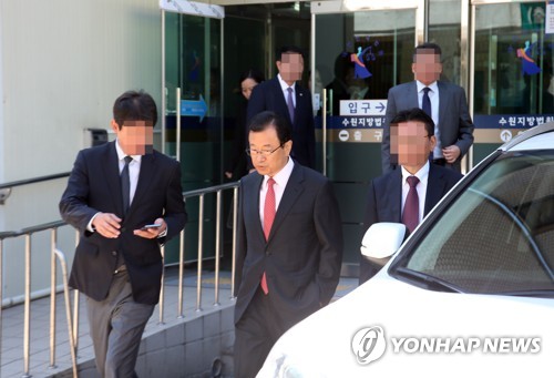 법정 나서는 이현재 의원