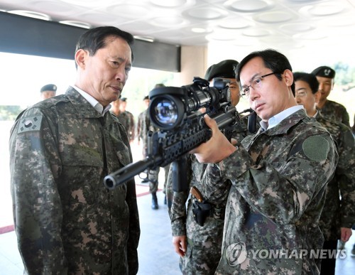 중부전선 GP 방문한 국방장관-국방위원장