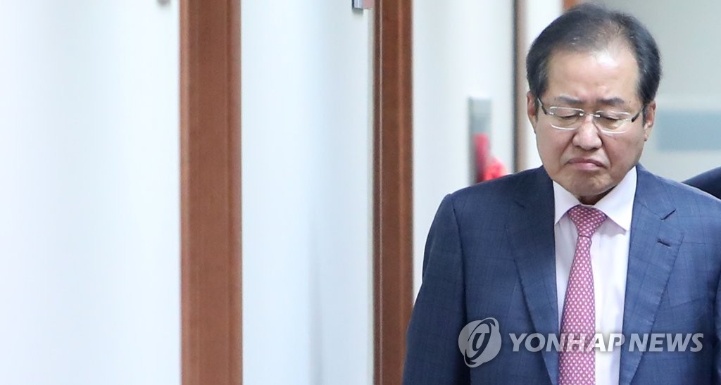 회의실 향하는 홍준표 대표