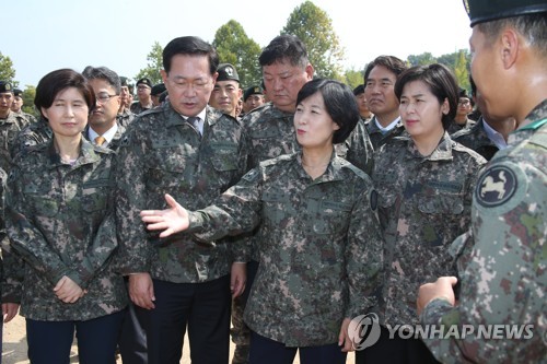 전차 설명 듣는 추미애 대표