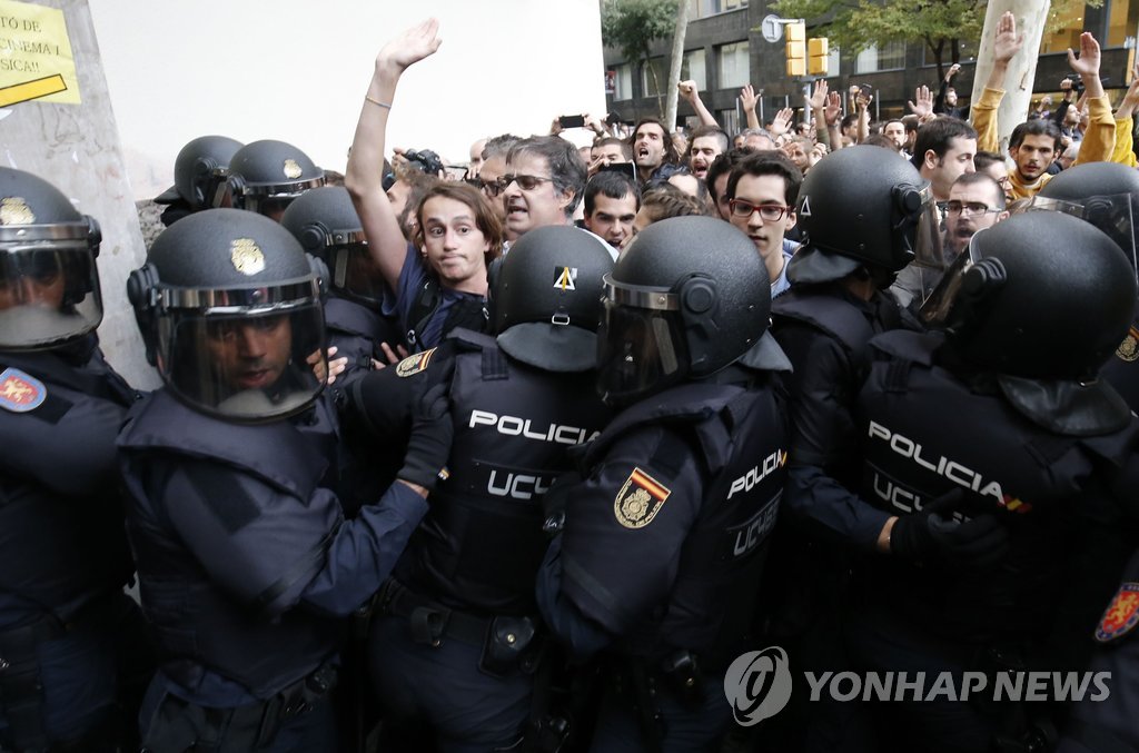 카탈루냐 독립투표 파행…경찰, 유권자 저지·투표함 몰수 [AFP=연합뉴스]