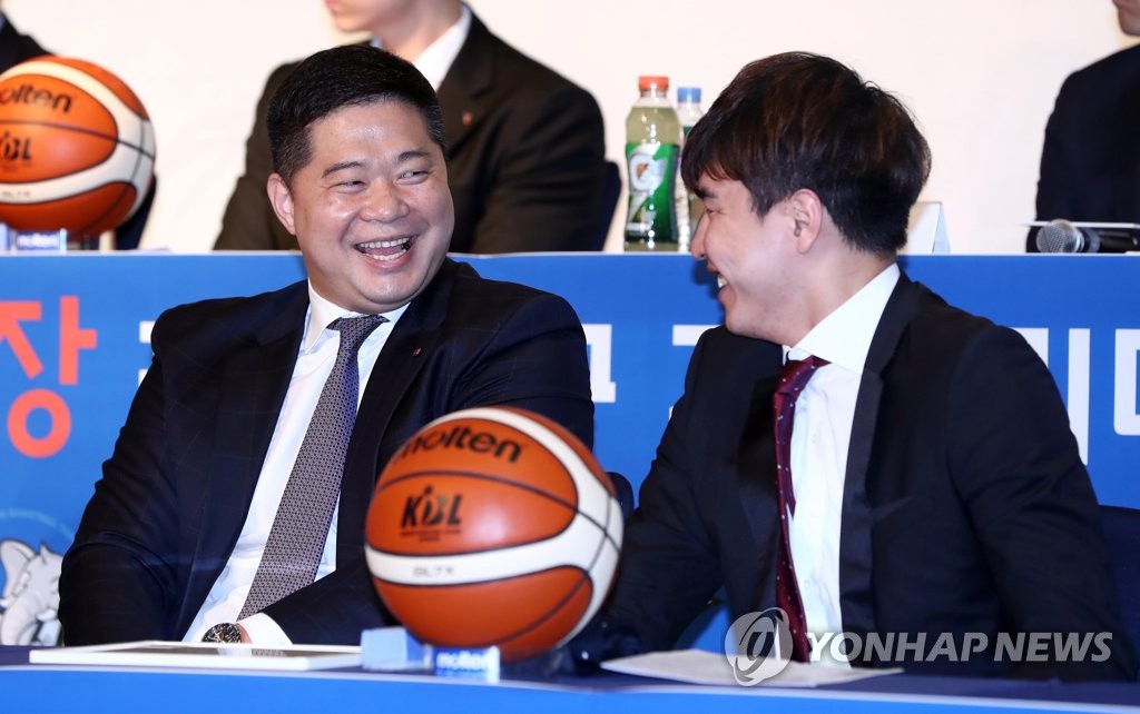 환하게 웃는 현주엽 감독