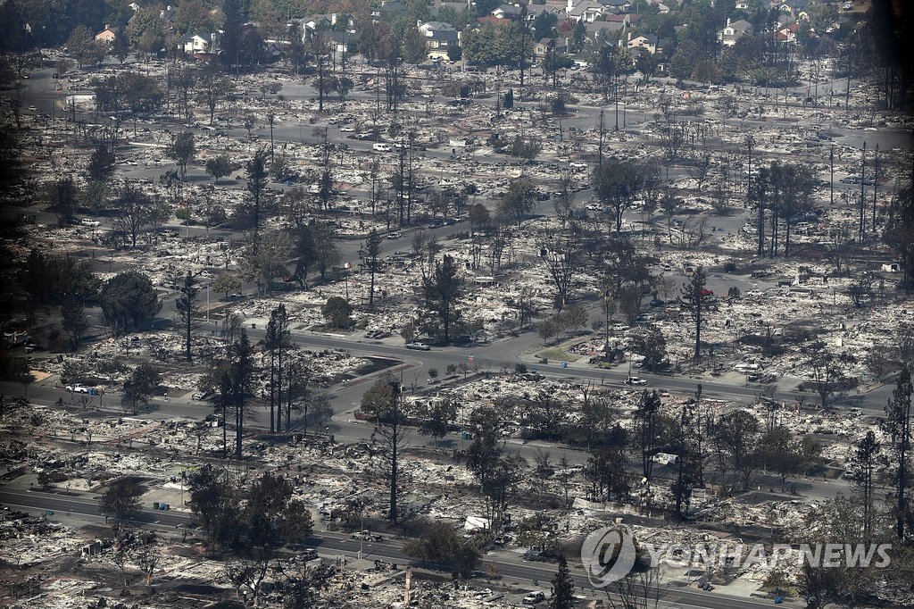 미국 캘리포니아 샌타로자 주택가가 불타 버린 모습[AFP=연합뉴스]