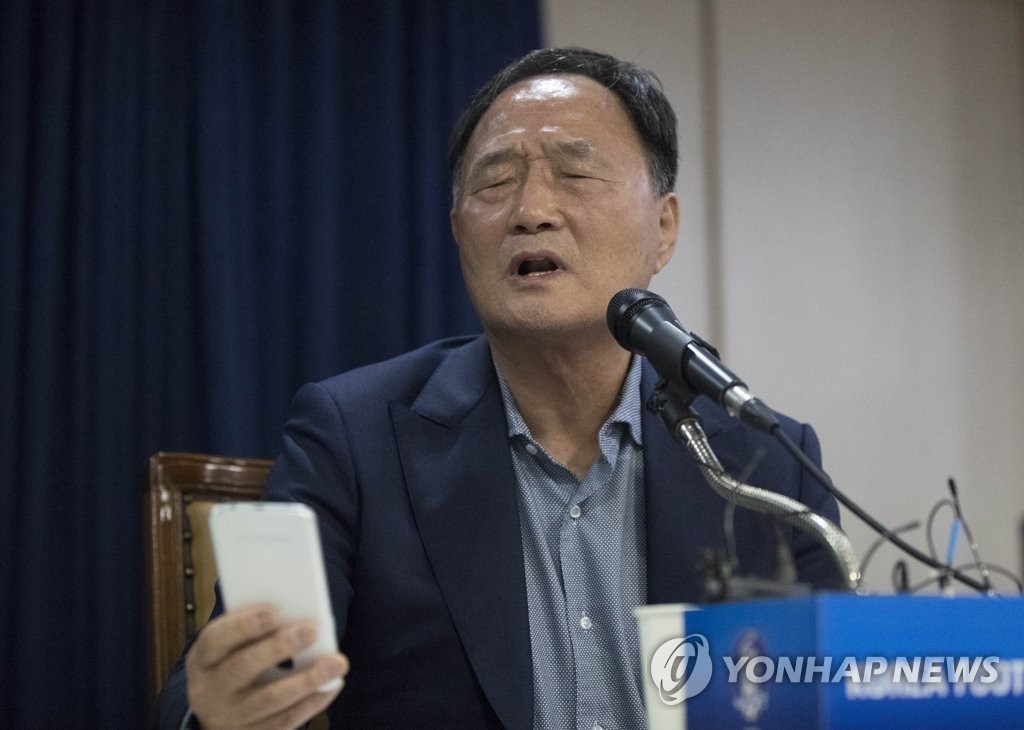 '히딩크 논란' 관련 답하는 김호곤 위원장