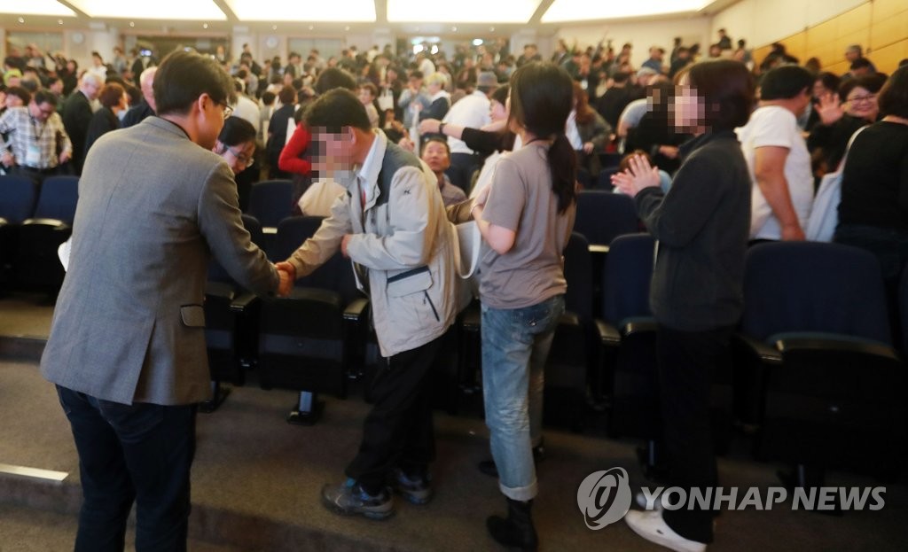 인사 나누는 원전 공론화 시민 참여단