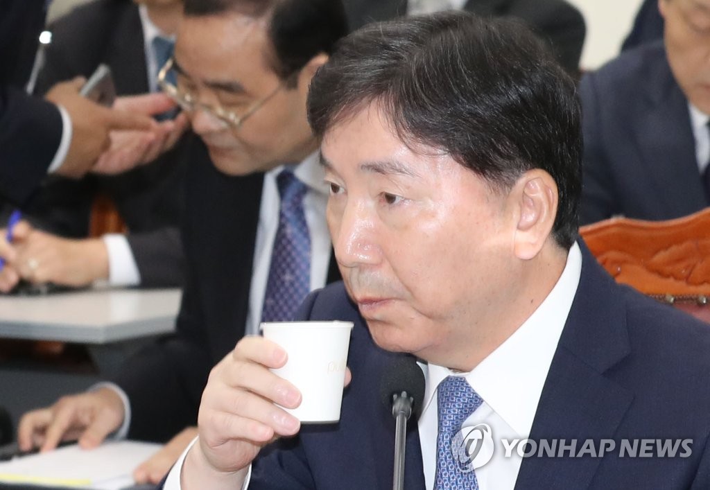 물 마시는 김희철 서울지방국세청장