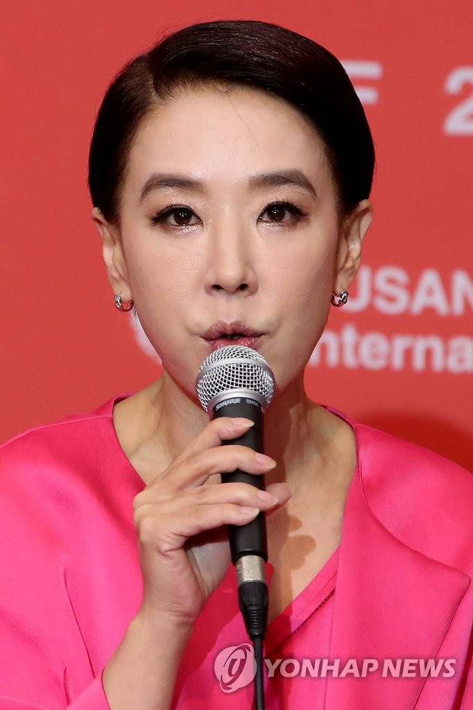 결산 내용 발표하는 강수연 집행위원장