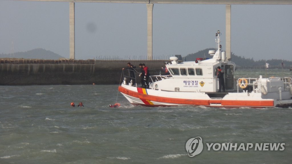 기관고장난 어선 선장 구조하는 해경