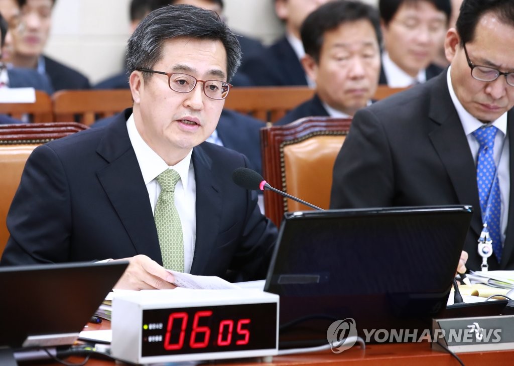 답변하는 김동연 경제부총리