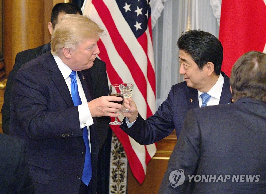 트럼프·아베, 도쿄서 만찬 건배