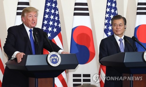 회담 내용 설명하는 한미 정상