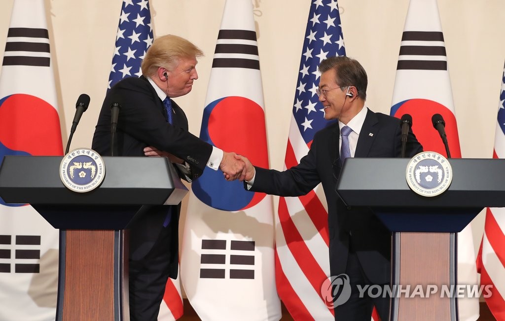 악수하는 한미 정상