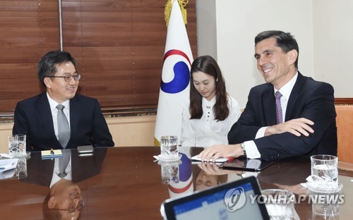 면담하는 김동연 부총리와 오글루 IMF 한국 미션단장