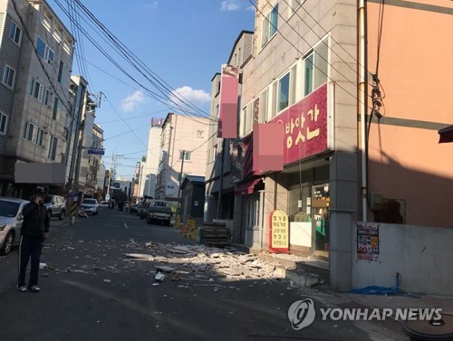 지진에 부서진 포항 시내 건물 외벽