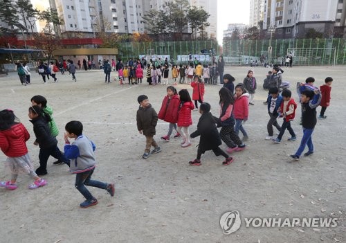 전국에서 감지된 지진에 당황한 어린이들