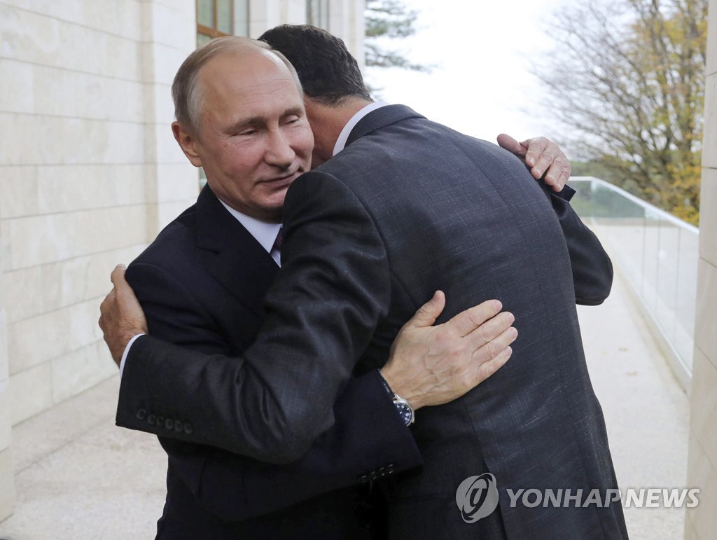 포옹하는 푸틴과 아사드 시리아 대통령