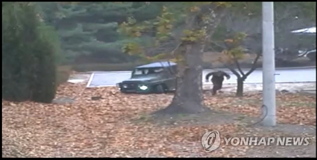 国連軍司令部が公開した、亡命の様子が映った監視カメラ映像。兵士がジープを乗り捨て、韓国側に向かって走っている（同司令部提供）＝（聯合ニュース）