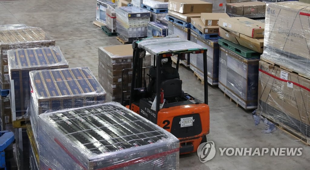 인천본부세관 특송물류센터에서 한국 소비자들이 해외에서 직접 구입한 물품 통관 작업이 진행 중이다. [연합뉴스 자료사진]