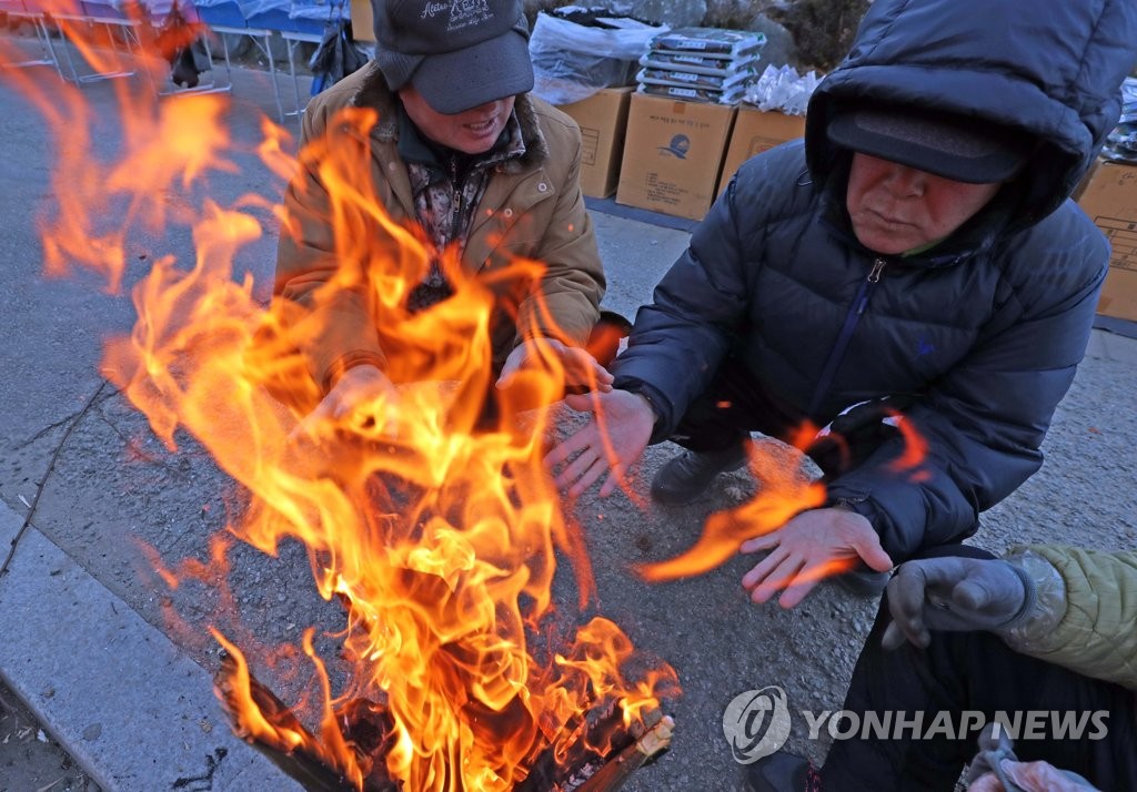 추위 녹이는 새벽시장 상인들