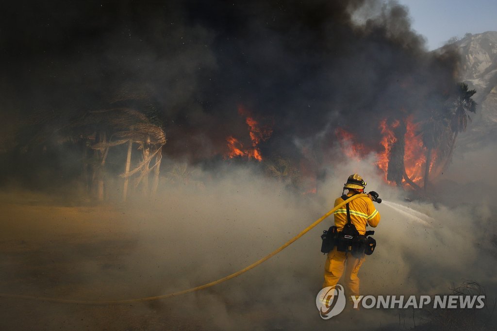 美 캘리포니아 산불 130㎞ 강풍 타고 확산…서울면적 80% 태워