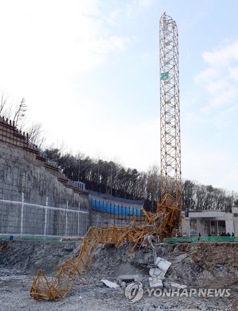 용인 물류센터 공사현장서 타워크레인 넘어져…7명 사상