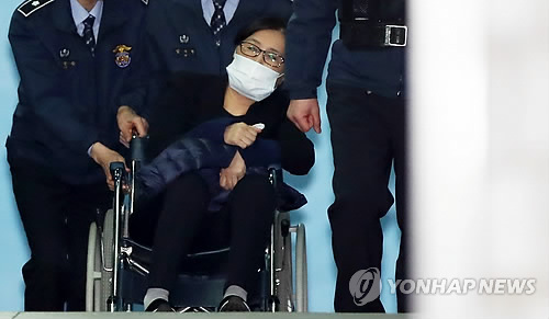 기력 소진? 휠체어 타고 법원 나서는 최순실