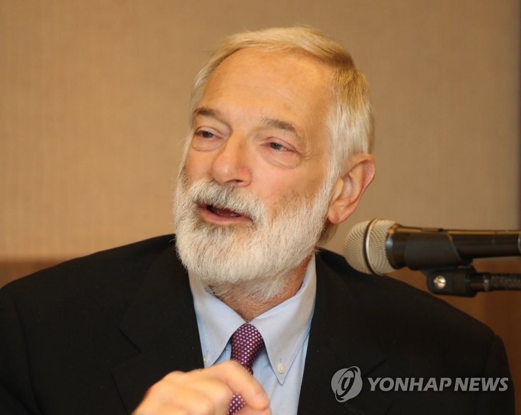 강연하는 로버트 갈루치 전 특사