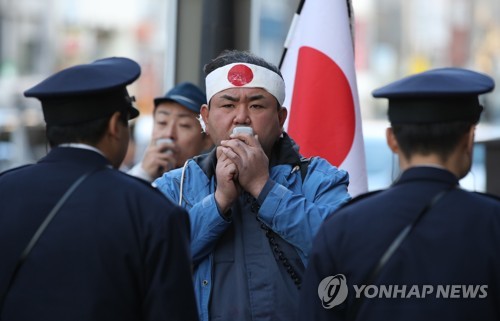 일본 혐한단체, 강경화 장관 방문지 찾아 시위