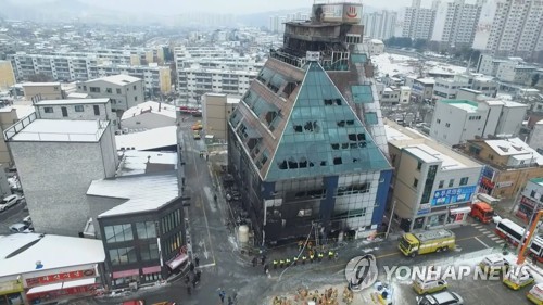 구멍 뚫리고 검게 그을린 제천 스포츠센터 화재 건물
