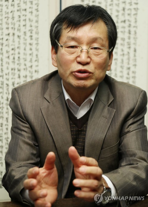 인터뷰하는 박종기 교수