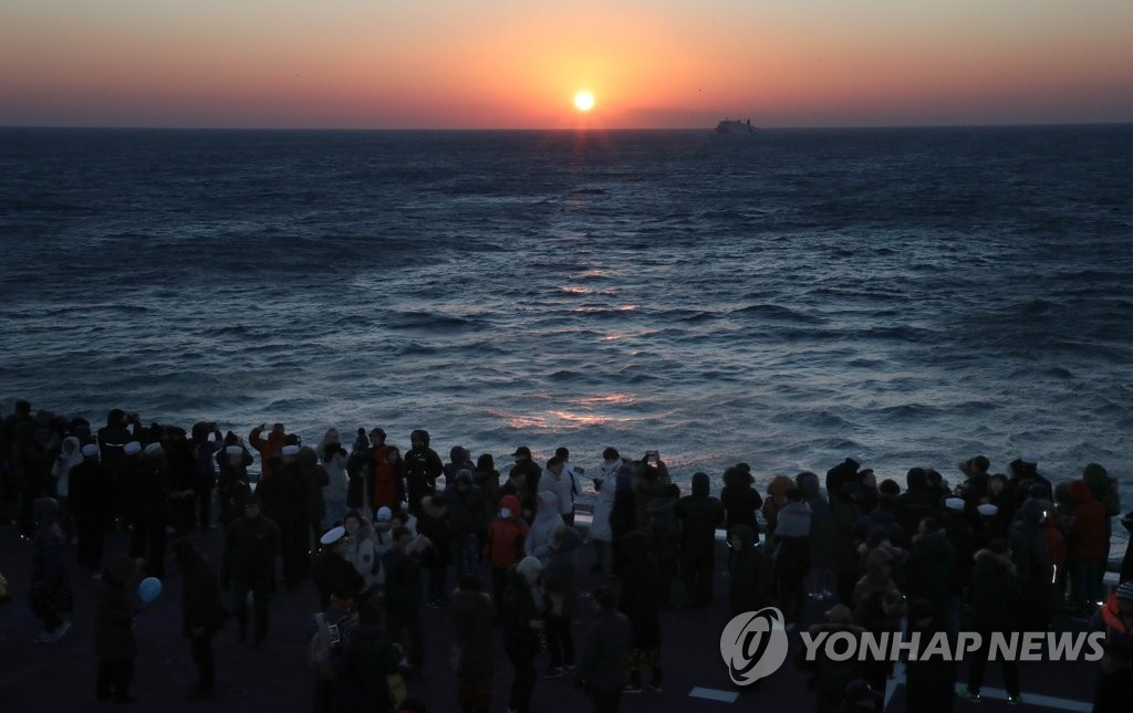 독도함에서 바라보는 일출