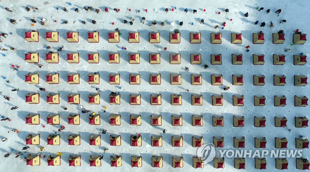'제6회 홍천강 인삼송어축제'…얼음 벌판 텐트