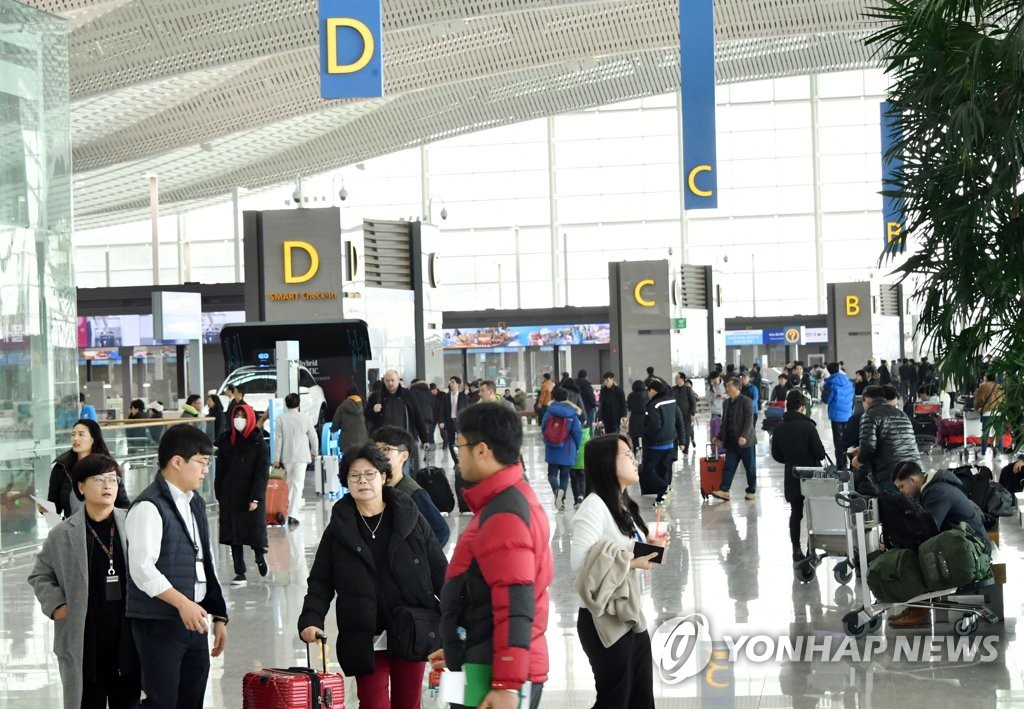 開業初日、旅行客で混み合う第２旅客ターミナル＝（聯合ニュース）