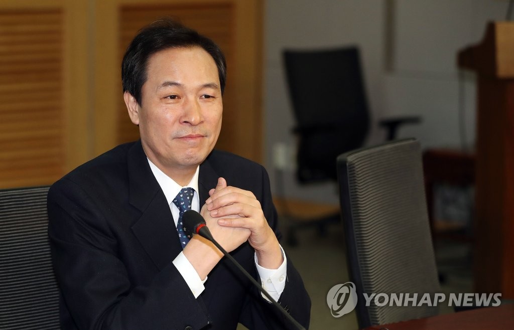 질문 듣는 우상호