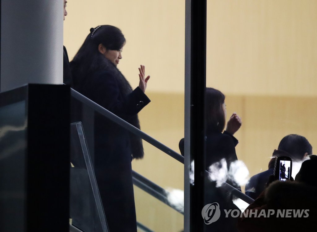 강릉 아트센터 나서는 현송월